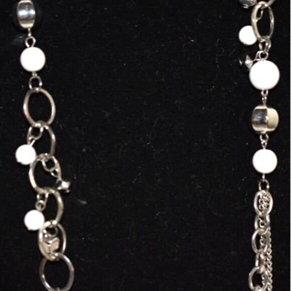 Bodacious Sleek Glam White/Silver Beaded Silver Tone Link Chain Casual Necklace - Picture 2 of 3